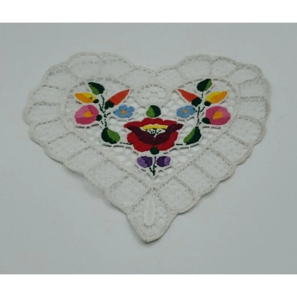 Hungarian Beautiful Hand Embroidered Heart Shape Doily Lace Kalocsai  Floral - Picture 3 of 6